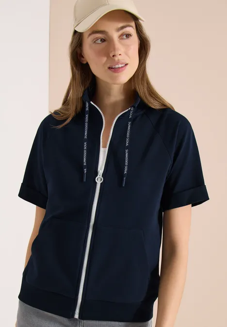 Kurzarm Sweatjacke mit Zipper universal blue Frau trägt dunkelblaue kurzärmelige Kapuzenjacke mit Reißverschluss.