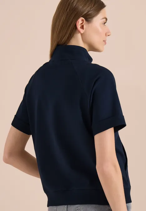 Kurzarm Sweatjacke mit Zipper universal blue Rückansicht einer Person mit dunkelblauem Kurzarm-Sweatshirt und Stehkragen.