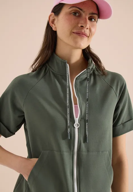 Kurzarm Sweatjacke mit Zipper khaki Person in olivgrüner, kurzärmliger Jacke mit Reißverschluss und Kängurutaschen.