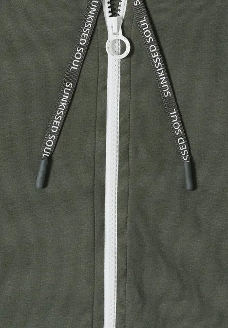Kurzarm Sweatjacke mit Zipper khaki Grünes Kleidungsstück mit weißem Reißverschluss und schwarzen Kordeln mit weißem Aufdruck.