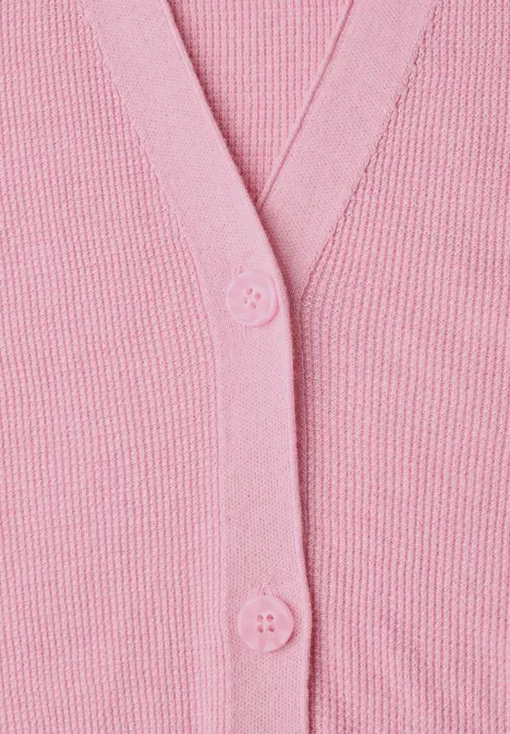 Kardigan z dekoltem w szpic i strukturą mellow rose melange Zbliżenie różowego swetra zapinanego na guziki