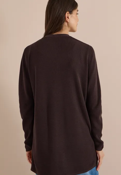 Frau von hinten in locker sitzendem, langärmeligen, dunkelbraunen Pullover.