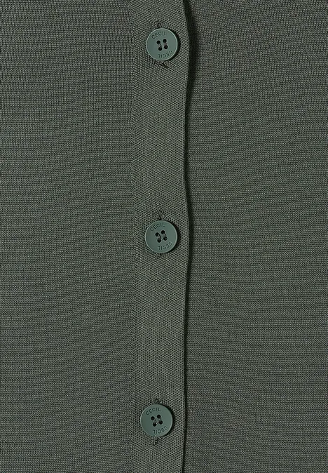 Opname van een donkergroene gebreide cardigan met drie knopen.