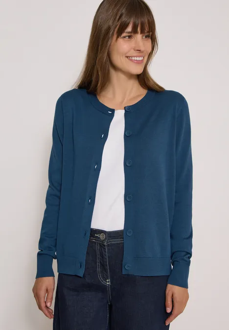 Cardigan mit Rundhals und Knopfleiste moonlight blue Frau mit blauer Strickjacke, weißem Shirt und Jeans lächelt seitlich.