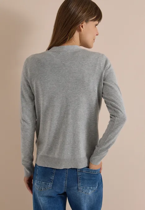 Cardigan mit V-Neck und Knopfleiste mineral grey melange Frau von hinten mit langem braunen Haar, grauem Langarmshirt und blauen Jeans vor hellem Hintergrund.