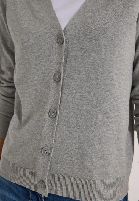 Cardigan mit V-Neck und Knopfleiste mineral grey melange Graue Strickjacke mit Knöpfen über weißem Shirt, kombiniert mit Jeans.