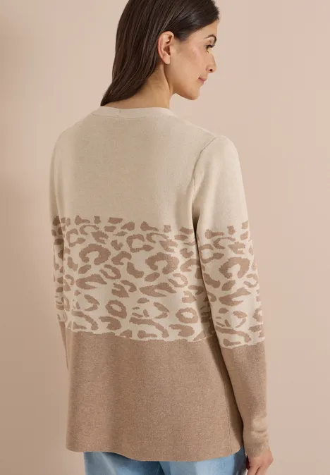 Offener Cardigan mit Jacquard-Muster creamy mocha melange Beiger Pullover mit Leopardenmuster und Farbabstufungen, Rückansicht, lange Ärmel.