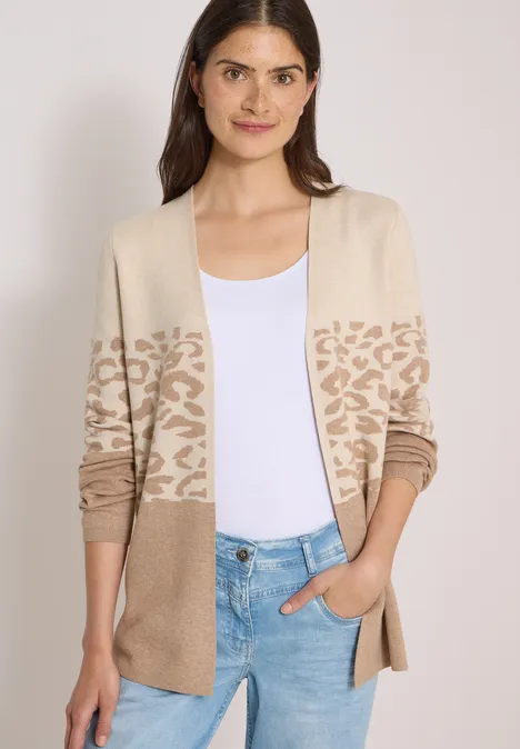 Offener Cardigan mit Jacquard-Muster creamy mocha melange Eine Frau trägt einen beigen Cardigan mit Muster über weißem Top und blauer Jeans.