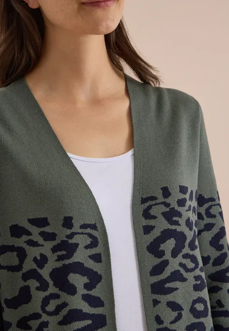 Offener Cardigan mit Jacquard-Muster dried olive green Damen-Cardigan in Olivgrün mit schwarzem Leopardenmuster über weißem Top, mittlerer Bildausschnitt
