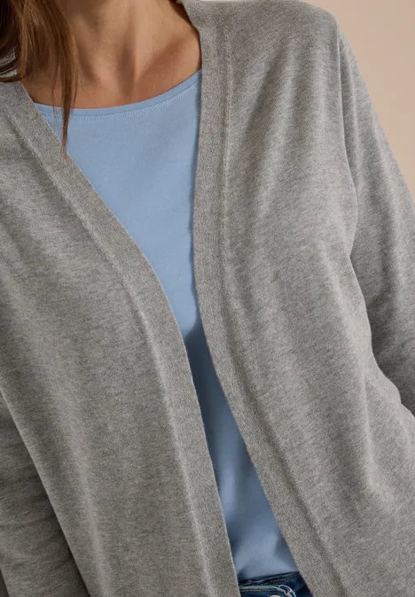 Lang, openvallend vest mineral grey melange Eine Person trägt ein hellblaues Top und eine graue Strickjacke.