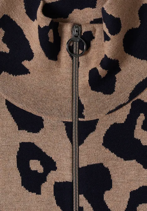 Brauner Strickpullover mit schwarzen Leopardenflecken und Reißverschluss mit ringförmigem Zipperanhänger.