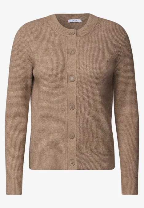 Brauner Strickcardigan mit Rundhals, durchgehender Knopfleiste und langen Ärmeln.
