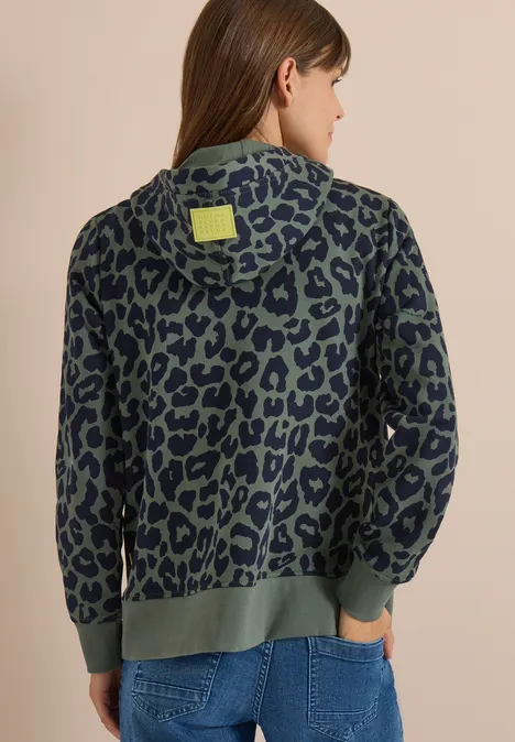 Veste de survêtement à capuche avec motif léopard dried olive green Vue de dos d'une femme portant un sweat à capuche vert à motif léopard bleu foncé.