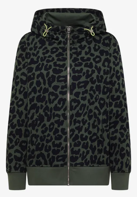 Veste de survêtement à capuche avec motif léopard dried olive green Veste à capuche verte zippée ornée d’un imprimé léopard noir, avec cordon de serrage.