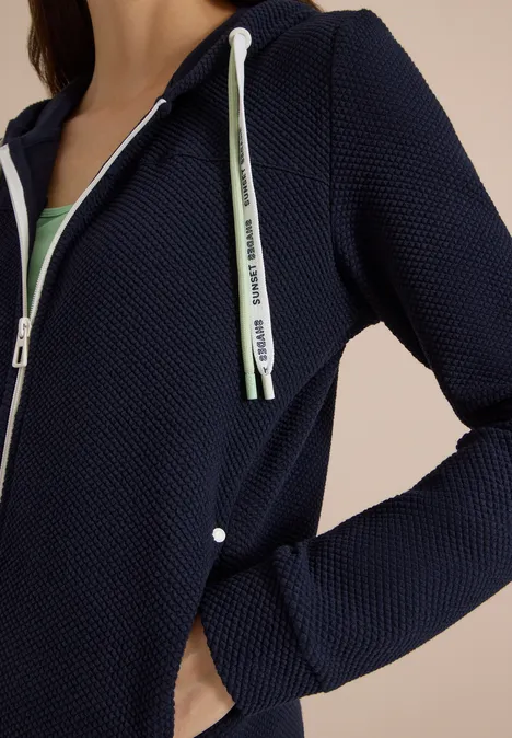 Sweatjacke mit Kapuze und Struktur urban dark blue Eine dunkelblaue, strukturierte Kapuzenjacke mit Reißverschluss und kontrastierenden, weißen Kordeln.