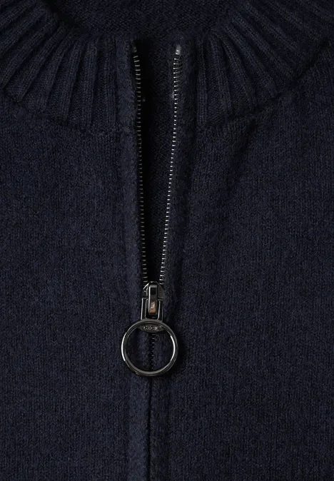 Kardigan z długimi rękawami, okrągłym dekoltem i zamkiem błyskawicznym urban dark blue Zbliżenie ciemnoniebieskiego swetra z dzianiny z zamkiem błyskawicznym i okrągłym uchwytem