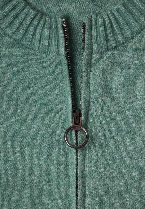 Langarm Cardigan mit Rundhals und Zipper jewel green melange Grüner Strickpullover mit hohem Kragen und Reißverschluss mit rundem Zipper-Anhänger.
