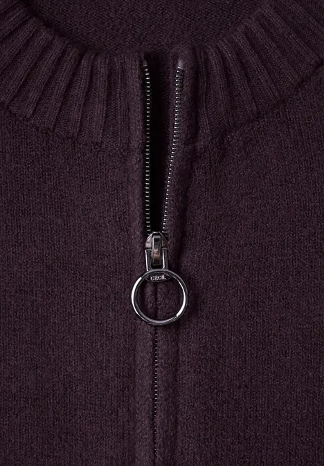 Langarm Cardigan mit Rundhals und Zipper eggplant red melange Nahaufnahme eines dunkelvioletten Strickstoffs mit Reißverschluss und ringförmigem Metallzipper.