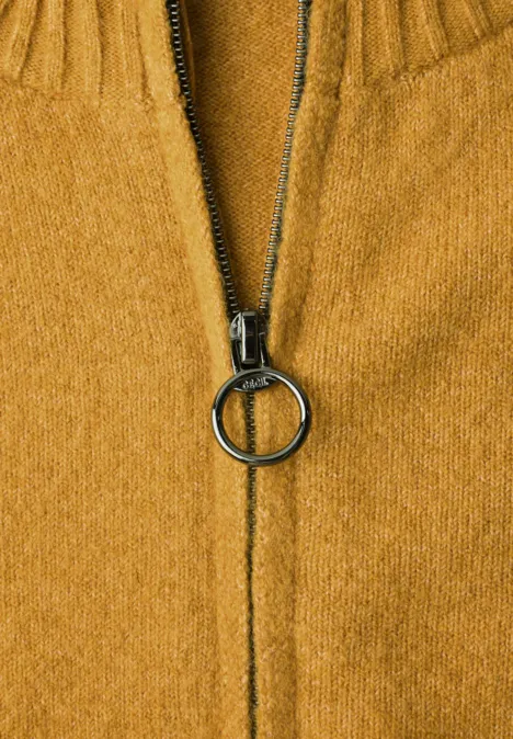 Cardigan zippé à manches longues et col rond golden honey melange Nahaufnahme eines senfgelben Strickpullovers mit mittig geschlossenem Reißverschluss und rundem Ringanhänger