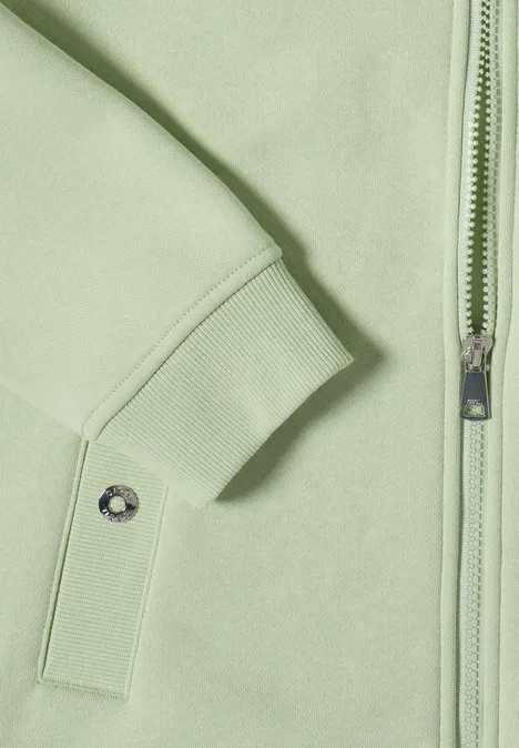 Helle pastellgrüne Jacke mit Reißverschluss, Bündchenärmel und Druckknopftasche.