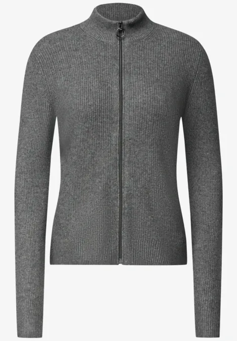 Graue Damenstrickjacke mit Reißverschluss, Stehkragen und langen Ärmeln.