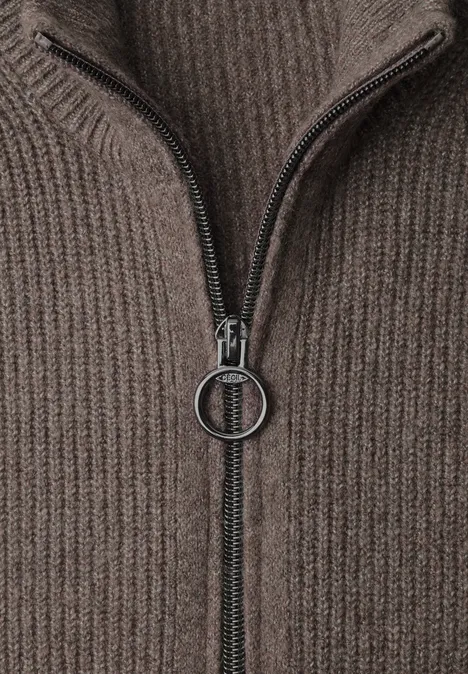 Cardigan mit Stehkragen und Zipper mushroom taupe melange Nahaufnahme eines braungrauen Strickpullovers mit Rippstruktur und einem Reißverschluss mit rundem Zugring.