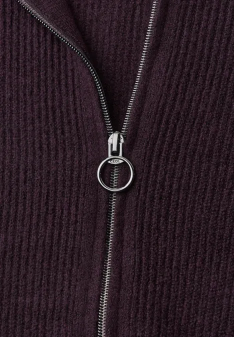 Vest met opstaande kraag en ritssluiting eggplant red melange Dunkelvioletter Rippenstrick mit silbernem Reißverschluss und rundem Zipper-Anhänger.