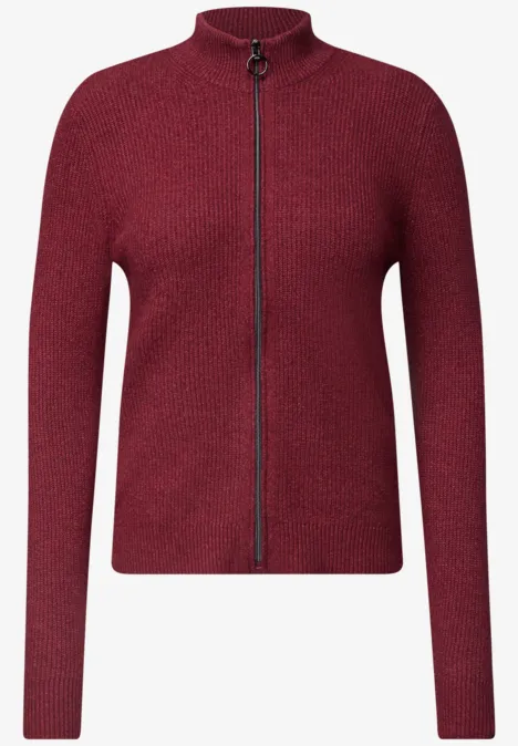 Bordeauxrode gebreide cardigan met opstaande kraag, lange mouwen en volledige ritssluiting.