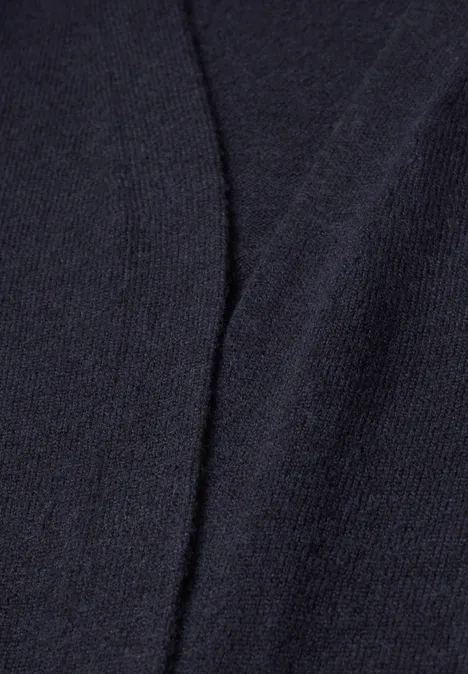 Długi kardigan o luźnym kroju urban dark blue Zbliżenie na ciemnoniebieską dzianinę z widocznym szwem.