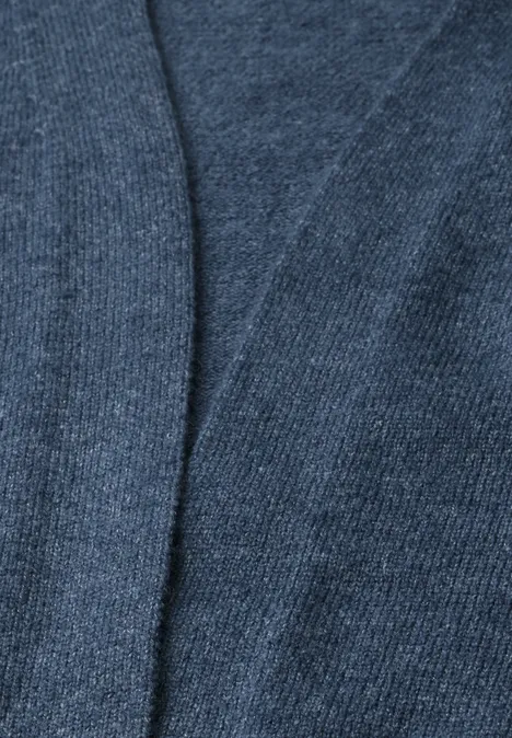 Lang vest met losse pasvorm cotton blue melange Nahaufnahme eines dunkelblauen, fein gestrickten Stoffs mit weicher Textur.