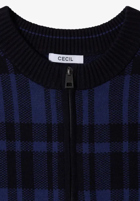 Nahaufnahme eines schwarz-blauen Strickcardigans mit Reißverschluss, Karomuster und geripptem Kragen, Marke CECIL