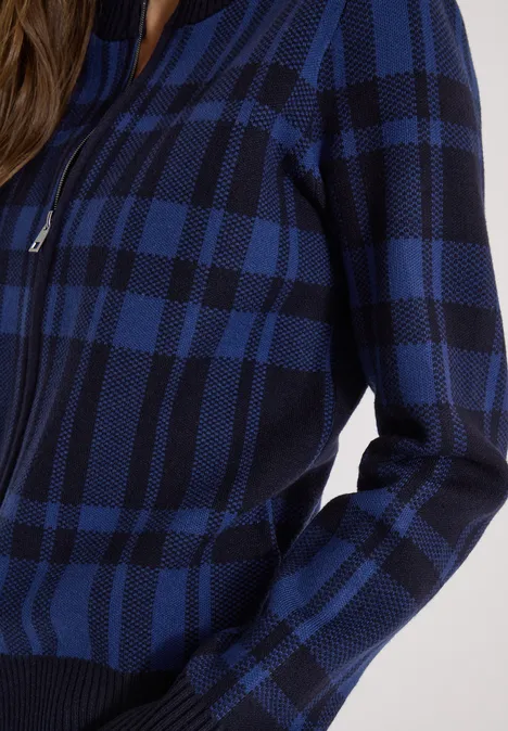 Blau-schwarzer Strickpullover mit Karomuster und halbem Reißverschluss.