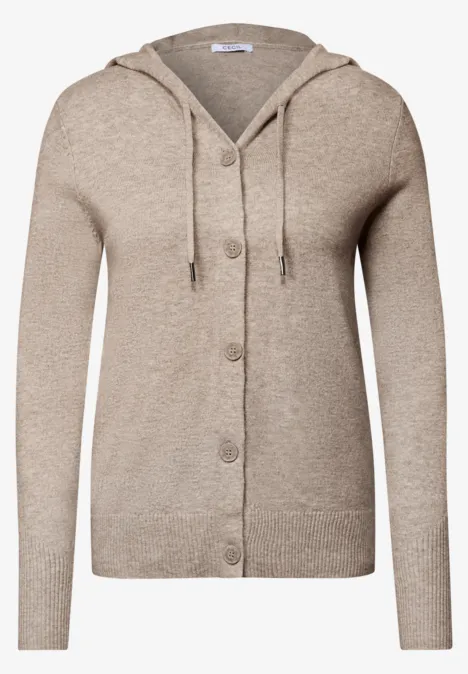 Beiger, langärmliger Strick-Cardigan mit Knöpfen und Kapuze.