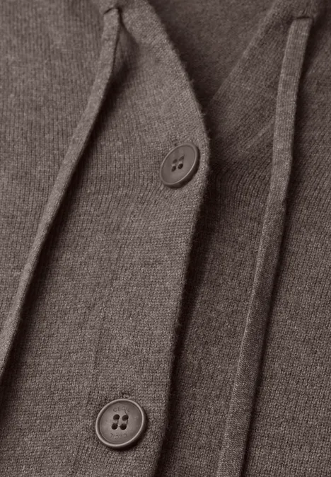 Nahaufnahme einer graubraunen Strickjacke mit Knöpfen und Kordelzug