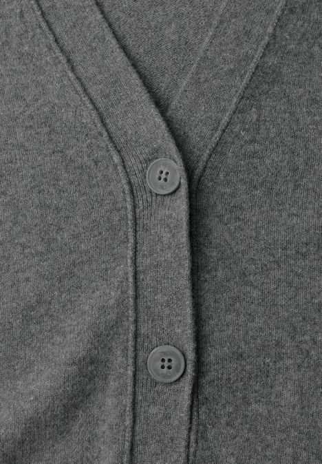 Graue Strickjacke mit V-Ausschnitt und zwei Knöpfen.