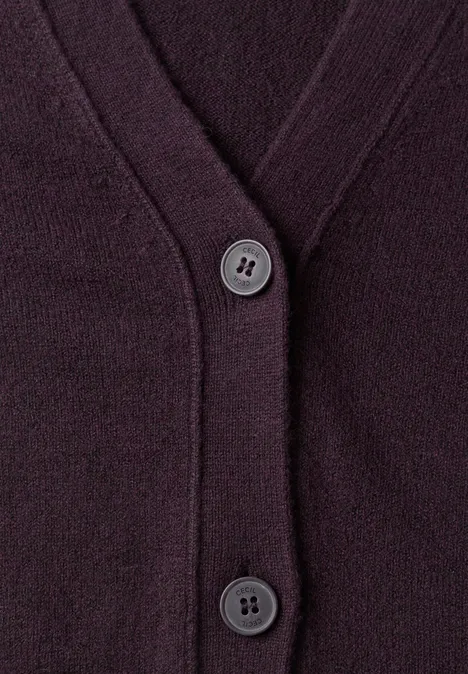Dunkellila gestrickter Cardigan mit V-Ausschnitt und Knopfleiste, zwei sichtbare Knöpfe