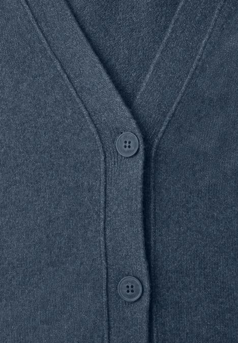 Kardigan z dekoltem w szpic i Listwą guzikową cotton blue melange Zbliżenie ciemnoniebieskiego kardiganu z dekoltem w serek i rzędami guzików.