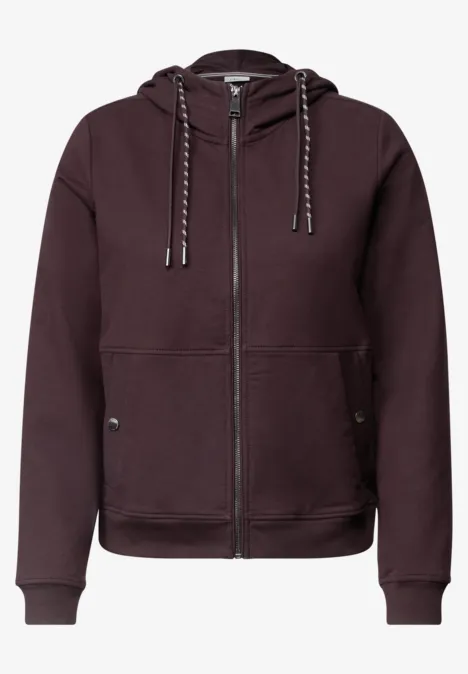 Bordeauxfarbener Hoodie mit Reißverschluss, Kängurutaschen und Kordelzug, schlichtes Design.
