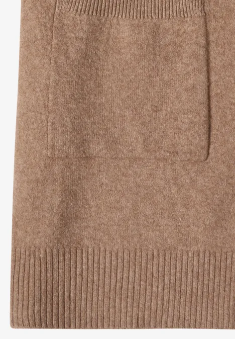 Bruin gebreid gilet met grote opgestikte zak aan de voorkant.