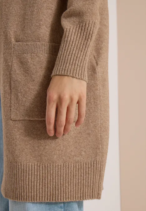 Beige gebreid vest met opgestikte zak en geribbelde boorden bij mouwen en zoom.