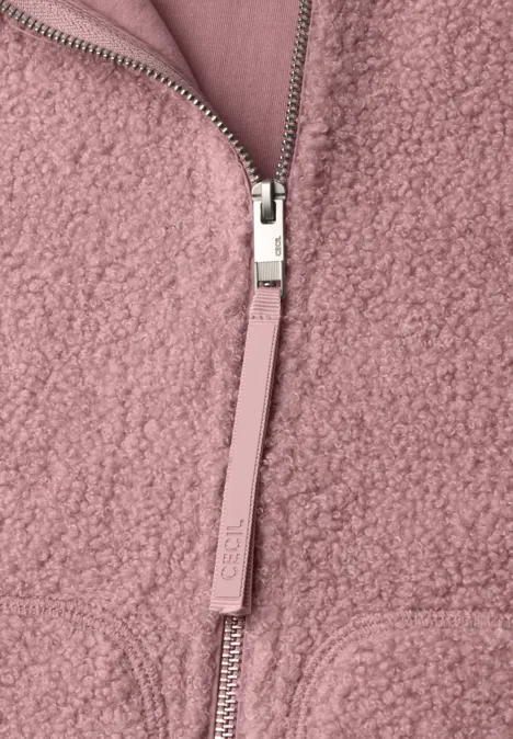 Teddyjacke mit Stehkragen und Zipper velvet rose Nahaufnahme einer rosa Teddy-Fleecejacke mit silbernem Reißverschluss und Zipperzug.