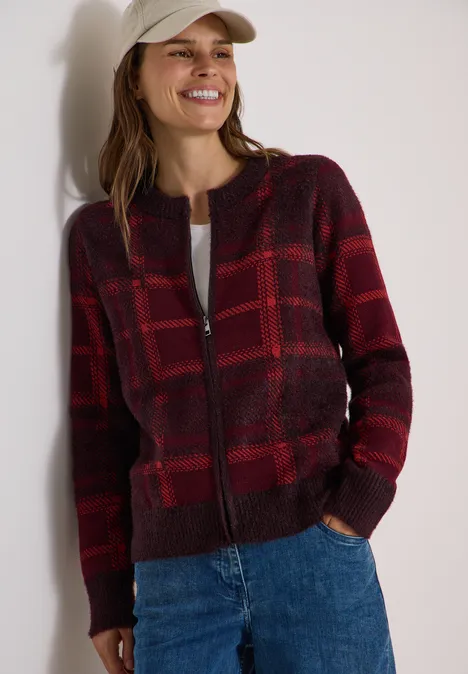 Federgarn Cardigan mit Rundhals red wine Frau in roter karierten Strickjacke, blauem Jeans und weißer Kappe, lächelnd