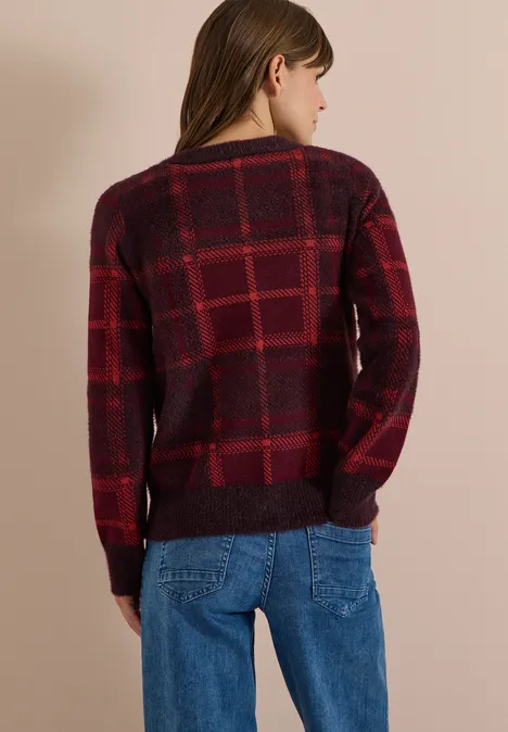Federgarn Cardigan mit Rundhals red wine Frau von hinten in blauer Jeans und rot-schwarz kariertem Pullover.