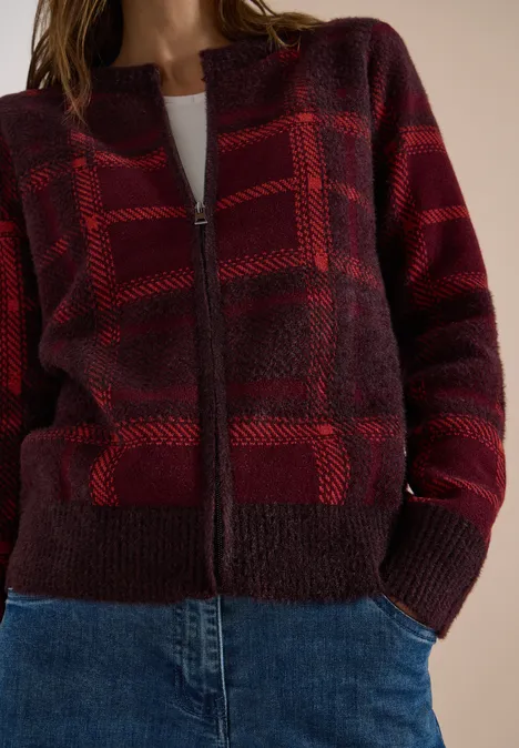 Federgarn Cardigan mit Rundhals red wine Rotes kariertes Strick-Cardigan mit Reißverschluss über weißem Shirt und blauen Jeans.