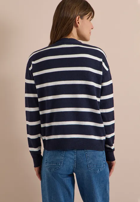 Vest met V-hals en strepen urban dark blue melange Frau von hinten in navy-weiß gestreiftem Pullover und blauen Jeans vor neutralem Hintergrund.