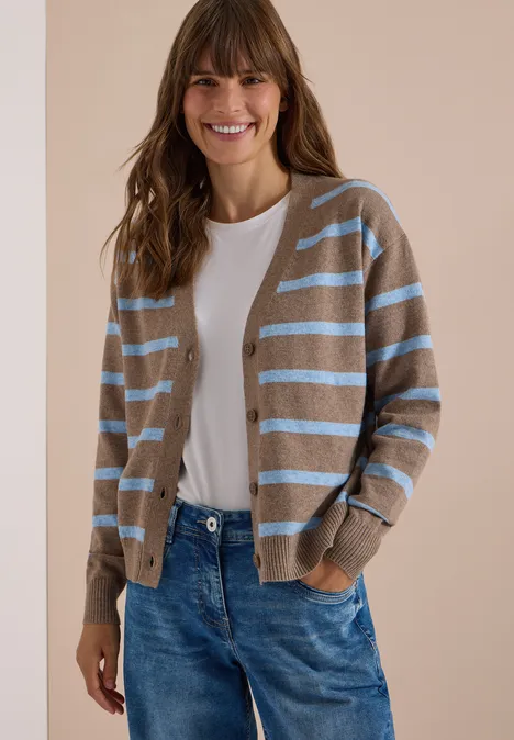 Vest met V-hals en strepen urban taupe melange Frau lächelt in gestreifter Strickjacke, weißem Shirt und blauen Jeans.
