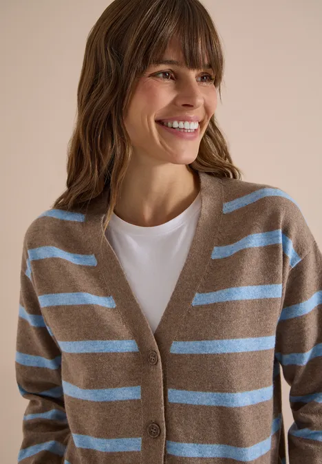 Vest met V-hals en strepen urban taupe melange Frau lächelt in brauner Strickjacke mit hellblauen Streifen und weißem T-Shirt