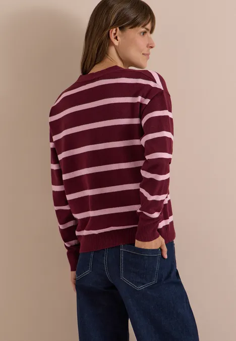 Vest met V-hals en strepen red wine melange Rückansicht einer Frau in maroon-rosa gestreiftem Pullover und dunkelblauen Jeans.