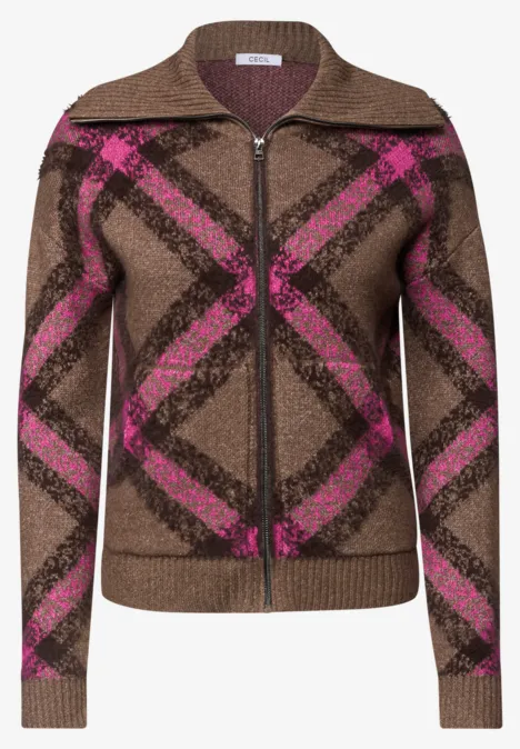 Brauner Strick-Cardigan mit Reißverschluss und rosafarbenem Rautenmuster.