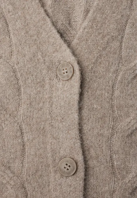 Cardigan mit V-Neck und Zopfmuster toffee cream melange Beiger Strickcardigan mit Zopfmuster und Knöpfen.